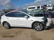 2022 Tesla Model Y Long Range z VIN 7SAYGDEEXNF353853, wystawiony jako IAAI lot #42792563 z przebiegiem 84 692 mil mil oraz . Historia ofert i sprzedaży dostępna na DreamBid. Obrazek 12.