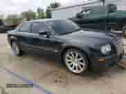 2006 Chrysler 300 C SRT-8 z VIN 2C3LA73W76H102777, wystawiony jako Copart lot #60065925 z przebiegiem 97 765 mil mil oraz Szkoda całkowita • Salvage title. Historia ofert i sprzedaży dostępna na DreamBid. Obrazek 4.