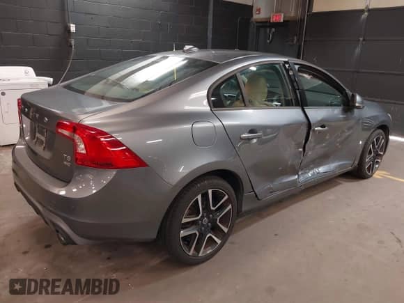 2018 Volvo S60 Dynamic с VIN YV140MTL8J2461042, выставлен на аукционе IAAI как лот 42093883 с пробегом 24 374 миль миль и . История ставок и продаж доступна на DreamBid. Изображение 4.