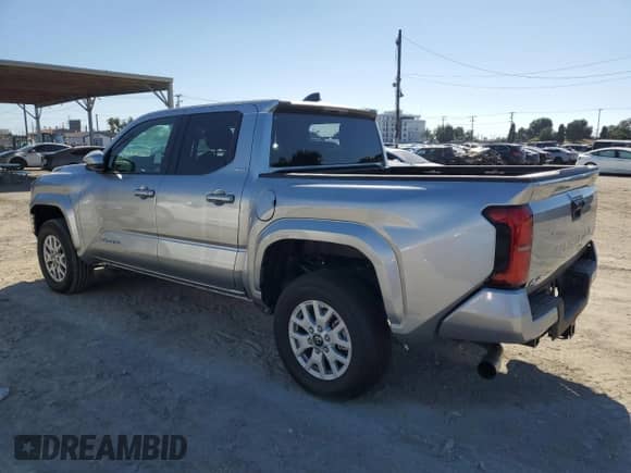 2025 Toyota Tacoma SR z VIN 3TMLB5JN1SM138841, wystawiony jako Copart lot #81445365 z przebiegiem 1 499 mil mil oraz Szkoda całkowita • Salvage title. Historia ofert i sprzedaży dostępna na DreamBid. Obrazek 2.