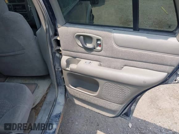 1998 Chevrolet Blazer LS z VIN 1GNDT13W3W2286364, wystawiony jako IAAI lot #42380068 z przebiegiem 210 174 mil mil oraz . Historia ofert i sprzedaży dostępna na DreamBid. Obrazek 13.