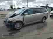 2015 Toyota Sienna XLE с VIN 5TDYK3DC5FS580533, выставлен на аукционе Copart как лот 82233965 с пробегом 165 489 миль миль и Списание • Salvage title. История ставок и продаж доступна на DreamBid. Изображение 1.