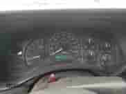 2002 GMC Sierra 1500 z VIN 1GTEC14W22Z113612, wystawiony jako Copart lot #64998175 z przebiegiem 231 039 mil mil oraz Czysty tytuł • Clean title. Historia ofert i sprzedaży dostępna na DreamBid. Obrazek 9.