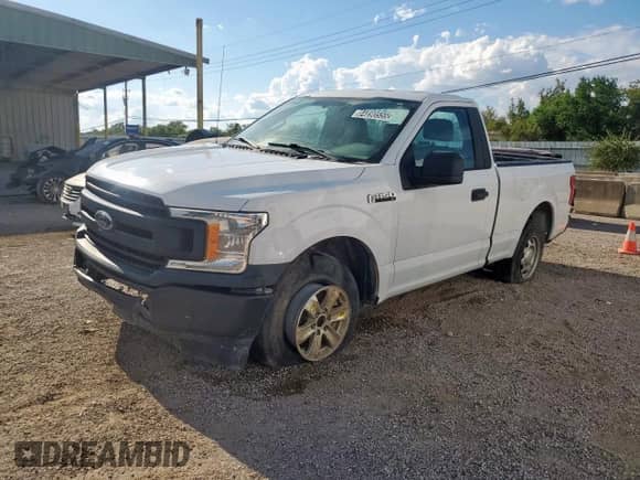 2018 Ford F-150 XL z VIN 1FTMF1CB9JFD61261, wystawiony jako Copart lot #84890555 z przebiegiem 140 741 mil mil oraz Czysty tytuł • Clean title. Historia ofert i sprzedaży dostępna na DreamBid. Obrazek 1.