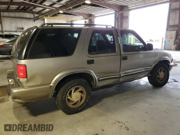 2000 Chevrolet Blazer LT with VIN 1GNDT13W1Y2282557, listed as a Copart auction lot 55560775 with 219,795 mi miles and Salvage title. Bid and sale history available at DreamBid. Image 3.
