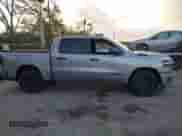 2025 Ram 1500 Big Horn z VIN 1C6RREFG9SN527515, wystawiony jako IAAI lot #41952115 z przebiegiem 8 009 mil mil oraz . Historia ofert i sprzedaży dostępna na DreamBid. Obrazek 14.