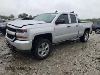 2018 Chevrolet Silverado 1500 Custom z VIN 1GCVKPEC0JZ139943, wystawiony jako Copart lot #83831655 z przebiegiem 228 232 mil mil oraz Szkoda całkowita • Salvage title. Historia ofert i sprzedaży dostępna na DreamBid. Obrazek 1.