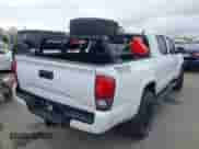2021 Toyota Tacoma SR z VIN 5TFCZ5AN7MX267045, wystawiony jako IAAI lot #43321000 z przebiegiem 40 992 mil mil oraz . Historia ofert i sprzedaży dostępna na DreamBid. Obrazek 4.