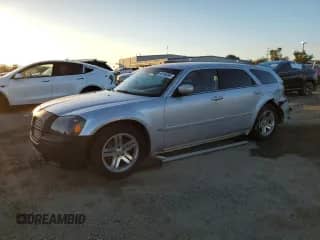 2006 Dodge Magnum with VIN 2D4FV47V16H521353, listed as a Copart auction lot 46106995 with 205,697 mi miles and Salvage title. Bid and sale history available at DreamBid. Image 1.
