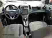 2012 Chevrolet Sonic LS z VIN 1G1JA5SH8C4149814, wystawiony jako Copart lot #81399975 z przebiegiem 97 391 mil mil oraz Szkoda całkowita • Salvage title. Historia ofert i sprzedaży dostępna na DreamBid. Obrazek 8.
