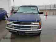 1996 Chevrolet Suburban z VIN 3GNFK16RXTG125871, wystawiony jako Copart lot #86401384 z przebiegiem 220 767 mil mil oraz Czysty tytuł • Clean title. Historia ofert i sprzedaży dostępna na DreamBid. Obrazek 5.