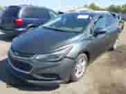 2018 Chevrolet Cruze LT z VIN 3G1BE6SM8JS592408, wystawiony jako IAAI lot #43309942 z przebiegiem 79 902 mil mil oraz . Historia ofert i sprzedaży dostępna na DreamBid. Obrazek 2.