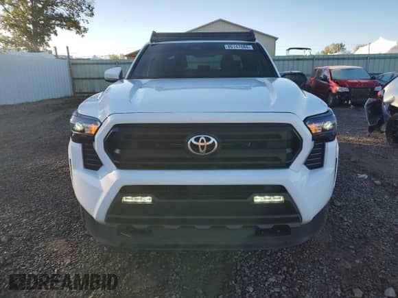 2024 Toyota Tacoma SR5 z VIN 3TYLB5JN6RT040080, wystawiony jako Copart lot #86147085 z przebiegiem 7 596 mil mil oraz Szkoda całkowita • Salvage title. Historia ofert i sprzedaży dostępna na DreamBid. Obrazek 5.