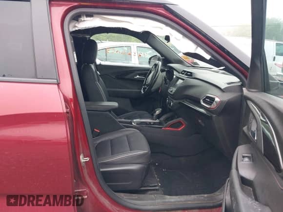 2022 Chevrolet TrailBlazer RS z VIN KL79MUSL1NB063062, wystawiony jako IAAI lot #42326055 z przebiegiem 167 944 mil mil oraz . Historia ofert i sprzedaży dostępna na DreamBid. Obrazek 5.