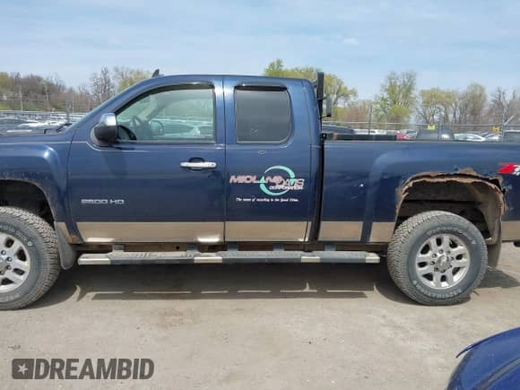2011 Chevrolet Silverado 2500HD LT с VIN 1GC2KXCG2BZ221313, выставлен на аукционе IAAI как лот 42056285 с пробегом 165 012 миль миль и . История ставок и продаж доступна на DreamBid. Изображение 14.
