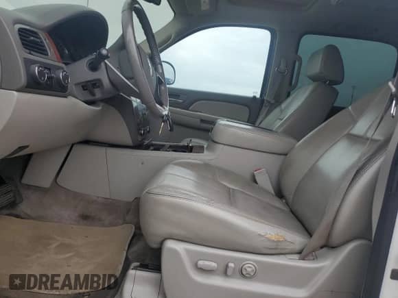 2008 Chevrolet Suburban LTZ z VIN 3GNFK16398G238164, wystawiony jako Copart lot #64173925 z przebiegiem 262 262 mil mil oraz Czysty tytuł • Clean title. Historia ofert i sprzedaży dostępna na DreamBid. Obrazek 7.