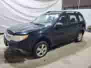 2013 Subaru Forester X z VIN JF2SHABC0DG437025, wystawiony jako Copart lot #82764025 z przebiegiem 234 398 mil mil oraz Czysty tytuł • Clean title. Historia ofert i sprzedaży dostępna na DreamBid. Obrazek 1.