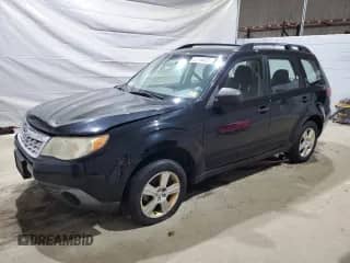 2013 Subaru Forester X z VIN JF2SHABC0DG437025, wystawiony jako Copart lot #82764025 z przebiegiem 234 398 mil mil oraz Czysty tytuł • Clean title. Historia ofert i sprzedaży dostępna na DreamBid. Obrazek 1.