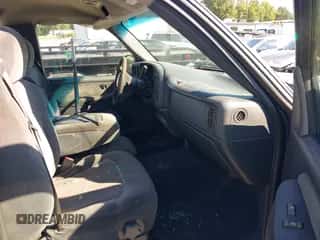 2000 Chevrolet Silverado 1500 LS z VIN 1GCEC14T3YE106948, wystawiony jako IAAI lot #43259616 z przebiegiem 272 251 mil mil oraz . Historia ofert i sprzedaży dostępna na DreamBid. Obrazek 5.