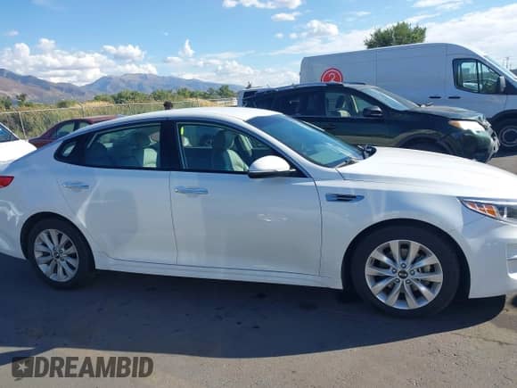 2016 Kia Optima EX z VIN 5XXGU4L33GG075008, wystawiony jako IAAI lot #43332482 z przebiegiem 96 052 mil mil oraz . Historia ofert i sprzedaży dostępna na DreamBid. Obrazek 13.