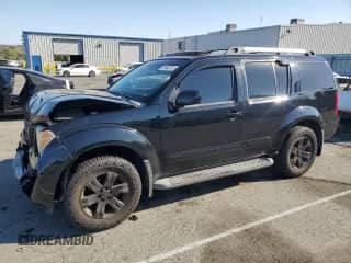 2005 Nissan Pathfinder SE z VIN 5N1AR18W65C767989, wystawiony jako Copart lot #71482125 z przebiegiem 121 633 mil mil oraz Szkoda całkowita • Salvage title. Historia ofert i sprzedaży dostępna na DreamBid. Obrazek 1.