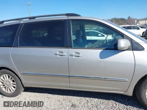 2010 Toyota Sienna XLE с VIN 5TDYK4CC8AS307506, выставлен на аукционе IAAI как лот 41691392 с пробегом 216 197 миль миль и . История ставок и продаж доступна на DreamBid. Изображение 13.