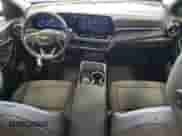 2025 Chevrolet Equinox FWD LT z VIN 3GNAXHEG5SL205931, wystawiony jako Copart lot #52250945 z przebiegiem 8 893 mil mil oraz Czysty tytuł • Clean title. Historia ofert i sprzedaży dostępna na DreamBid. Obrazek 8.