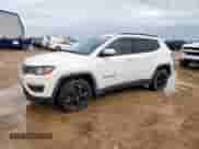 2018 Jeep Compass Latitude z VIN 3C4NJCBB9JT108608, wystawiony jako Copart lot #62002645 z przebiegiem 116 450 mil mil oraz Czysty tytuł • Clean title. Historia ofert i sprzedaży dostępna na DreamBid. Obrazek 1.