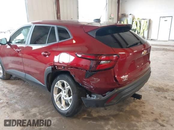 2024 Chevrolet Trax LS z VIN KL77LFE22RC043699, wystawiony jako IAAI lot #43293790 z przebiegiem 24 803 mil mil oraz . Historia ofert i sprzedaży dostępna na DreamBid. Obrazek 6.