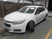 2015 Chevrolet Malibu LS z VIN 1G11B5SL8FF299741, wystawiony jako IAAI lot #43359561 z przebiegiem 118 696 mil mil oraz . Historia ofert i sprzedaży dostępna na DreamBid. Obrazek 2.