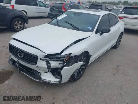 2022 Volvo S60 Momentum z VIN 7JRL12TZ5NG161962, wystawiony jako IAAI lot #42289592 z przebiegiem 62 043 mil mil oraz . Historia ofert i sprzedaży dostępna na DreamBid. Obrazek 2.