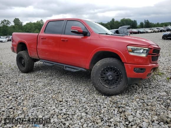 2020 Ram 1500 Laramie z VIN 1C6SRFRT5LN180704, wystawiony jako Copart lot #60911075 z przebiegiem 58 071 mil mil oraz Szkoda całkowita • Salvage title. Historia ofert i sprzedaży dostępna na DreamBid. Obrazek 4.