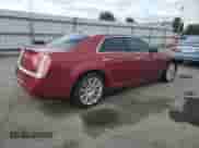 2014 Chrysler 300 C z VIN 2C3CCAET2EH144296, wystawiony jako Copart lot #81188555 z przebiegiem 192 894 mil mil oraz Czysty tytuł • Clean title. Historia ofert i sprzedaży dostępna na DreamBid. Obrazek 3.
