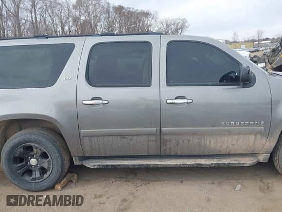2007 Chevrolet Suburban LT z VIN 1GNFC16057R413155, wystawiony jako IAAI lot #41884665 z przebiegiem 205 038 mil mil oraz . Historia ofert i sprzedaży dostępna na DreamBid. Obrazek 13.