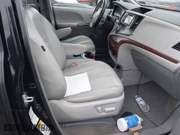 2014 Toyota Sienna Limited с VIN 5TDDK3DCXES076542, выставлен на аукционе IAAI как лот 41559021 с пробегом Не указан миль и . История ставок и продаж доступна на DreamBid. Изображение 5.