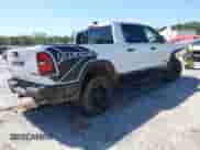 2025 Ram 1500 Rebel z VIN 1C6SRFLP8SN591735, wystawiony jako IAAI lot #42007114 z przebiegiem 3 861 mil mil oraz . Historia ofert i sprzedaży dostępna na DreamBid. Obrazek 4.