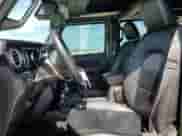 2021 Jeep Wrangler Unlimited Sahara Altitude z VIN 1C4HJXEM9MW596278, wystawiony jako Copart lot #61005625 z przebiegiem 47 033 mil mil oraz Szkoda całkowita • Salvage title. Historia ofert i sprzedaży dostępna na DreamBid. Obrazek 7.