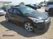 2012 Hyundai Veloster w/Red Int z VIN KMHTC6AD9CU074292, wystawiony jako Copart lot #56371095 z przebiegiem Nie podano mil oraz Czysty tytuł • Clean title. Historia ofert i sprzedaży dostępna na DreamBid. Obrazek 4.