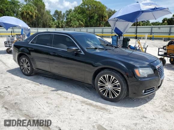 2012 Chrysler 300 S z VIN 2C3CCAJT0CH238387, wystawiony jako Copart lot #71189025 z przebiegiem 149 930 mil mil oraz Czysty tytuł • Clean title. Historia ofert i sprzedaży dostępna na DreamBid. Obrazek 4.
