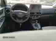 2022 Hyundai Kona SEL z VIN KM8K6CAB6NU863583, wystawiony jako Copart lot #66851785 z przebiegiem 17 430 mil mil oraz Szkoda całkowita • Salvage title. Historia ofert i sprzedaży dostępna na DreamBid. Obrazek 8.