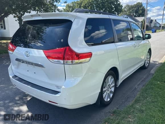 2012 Toyota Sienna XLE z VIN 5TDDK3DC0CS045698, wystawiony jako Copart lot #70736785 z przebiegiem 175 583 mil mil oraz Czysty tytuł • Clean title. Historia ofert i sprzedaży dostępna na DreamBid. Obrazek 4.