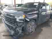 2022 Chevrolet Silverado 1500 RST z VIN 3GCUDEETXNG583752, wystawiony jako IAAI lot #41809678 z przebiegiem 68 902 mil mil oraz . Historia ofert i sprzedaży dostępna na DreamBid. Obrazek 6.