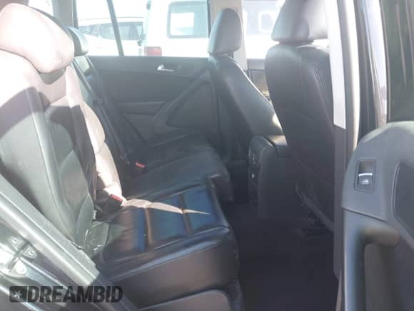 2011 Volkswagen Tiguan S с VIN WVGAV7AX5BW510883, выставлен на аукционе IAAI как лот 43471951 с пробегом 171 076 миль миль и . История ставок и продаж доступна на DreamBid. Изображение 8.