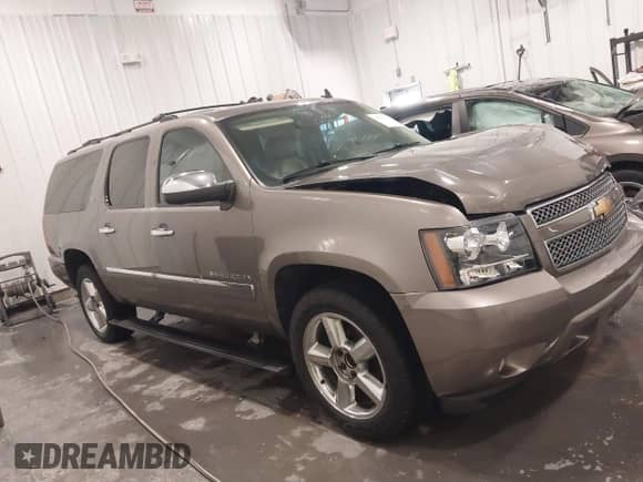 2014 Chevrolet Suburban LTZ z VIN 1GNSKKE73ER178600, wystawiony jako IAAI lot #41893913 z przebiegiem 193 780 mil mil oraz . Historia ofert i sprzedaży dostępna na DreamBid. Obrazek 13.