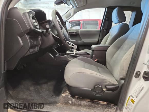2023 Toyota Tacoma SR z VIN 3TYRX5GN7PT077445, wystawiony jako Copart lot #80279625 z przebiegiem 55 261 mil mil oraz Szkoda całkowita • Salvage title. Historia ofert i sprzedaży dostępna na DreamBid. Obrazek 7.