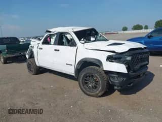 2025 Ram 1500 Rebel z VIN 1C6SRFLPXSN576962, wystawiony jako IAAI lot #42871333 z przebiegiem Nie podano mil oraz . Historia ofert i sprzedaży dostępna na DreamBid. Obrazek 1.