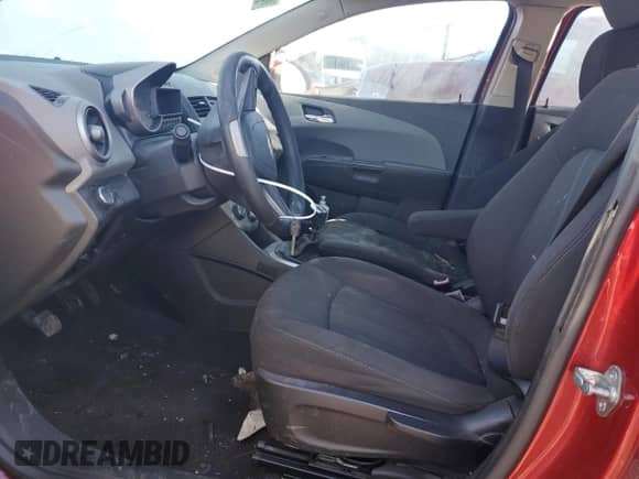 2012 Chevrolet Sonic LT z VIN 1G1JD6SH8C4164164, wystawiony jako Copart lot #42919995 z przebiegiem Nie podano mil oraz Szkoda całkowita • Salvage title. Historia ofert i sprzedaży dostępna na DreamBid. Obrazek 7.