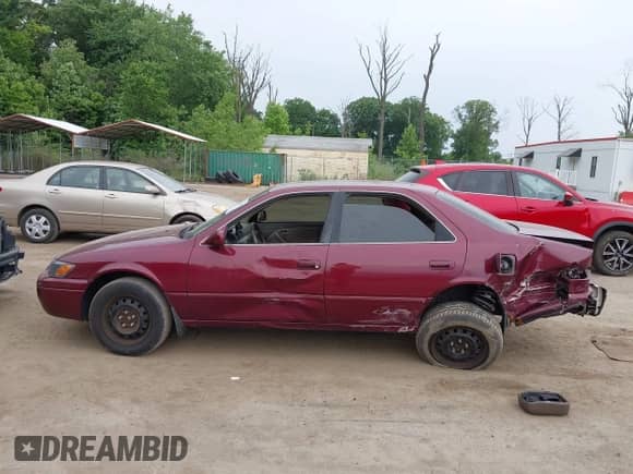 1997 Toyota Camry LE z VIN 4T1BF22K8VU005878, wystawiony jako IAAI lot #42447380 z przebiegiem 180 256 mil mil oraz . Historia ofert i sprzedaży dostępna na DreamBid. Obrazek 14.