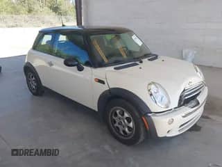 2005 MINI Hardtop z VIN WMWRC33545TJ71831, wystawiony jako IAAI lot #42765824 z przebiegiem 96 406 mil mil oraz . Historia ofert i sprzedaży dostępna na DreamBid. Obrazek 1.