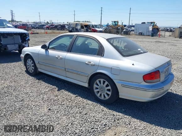 2002 Hyundai Sonata GLS z VIN KMHWF35HX2A570587, wystawiony jako IAAI lot #43039522 z przebiegiem 210 078 mil mil oraz . Historia ofert i sprzedaży dostępna na DreamBid. Obrazek 3.